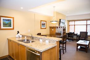 Updated 2 Bedroom -Fireplace & Balcony by RedAwning - Save 20% on 7+ N