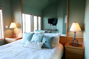 River Ridge 416a 2 Bedroom Condo by RedAwning