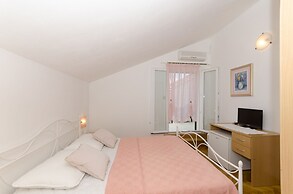 Apartment and Rooms Mate