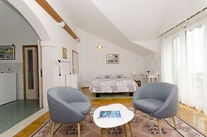 Apartment and Rooms Mate