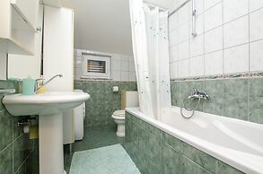 Apartment and Rooms Mate