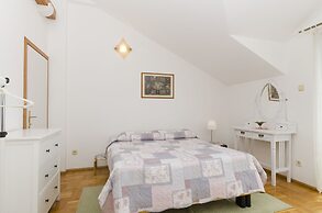 Apartment and Rooms Mate