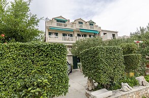 Apartment and Rooms Mate