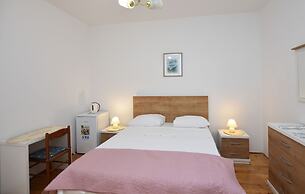 Apartments and Rooms Jakov