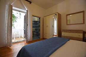 Apartments and Rooms Jakov