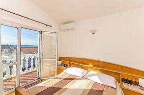 Apartment and Rooms Radojka