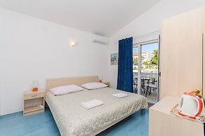 Apartment and Rooms Radojka