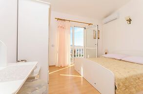 Apartment and Rooms Radojka