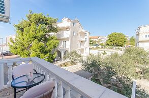 Apartment and Rooms Radojka