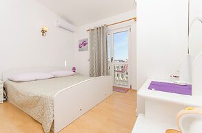 Apartment and Rooms Radojka