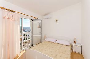 Apartment and Rooms Radojka