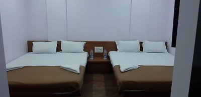 Rajhuns Deluxe Lodging