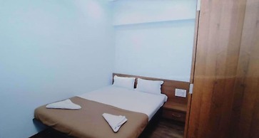 Rajhuns Deluxe Lodging