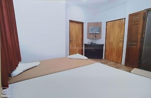 Rajhuns Deluxe Lodging