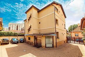 4Cardinal's Boutique