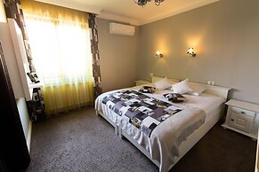 4Cardinal's Boutique