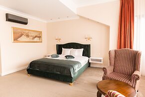 4Cardinal's Boutique