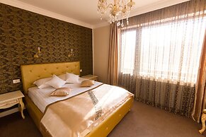 4Cardinal's Boutique