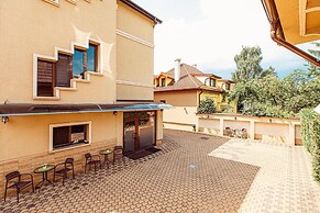 4Cardinal's Boutique