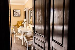 4Cardinal's Boutique