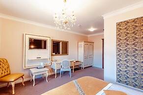 4Cardinal's Boutique