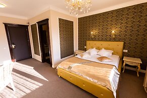 4Cardinal's Boutique