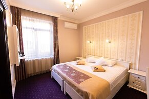 4Cardinal's Boutique