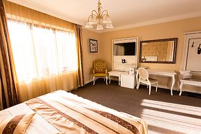 4Cardinal's Boutique