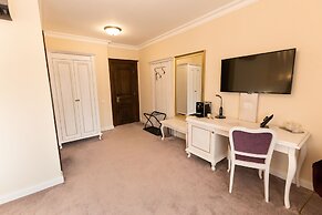 4Cardinal's Boutique