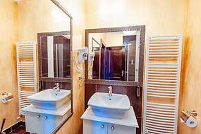 4Cardinal's Boutique