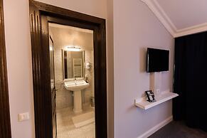 4Cardinal's Boutique