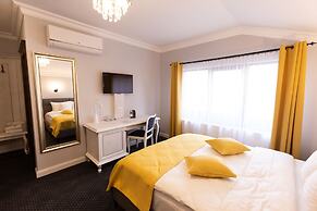 4Cardinal's Boutique