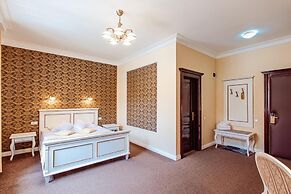 4Cardinal's Boutique