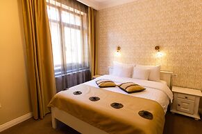 4Cardinal's Boutique