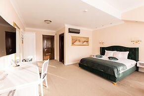 4Cardinal's Boutique