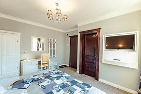 4Cardinal's Boutique