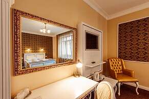 4Cardinal's Boutique