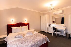 4Cardinal's Boutique