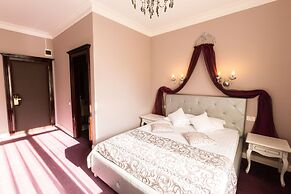 4Cardinal's Boutique