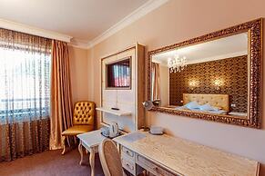 4Cardinal's Boutique