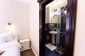 4Cardinal's Boutique