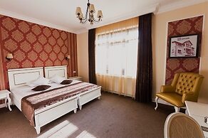 4Cardinal's Boutique