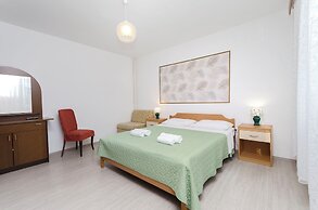 Apartments and Rooms Antee