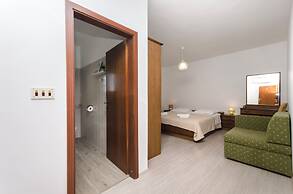 Apartments and Rooms Antee