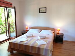 Apartments and Room Caric