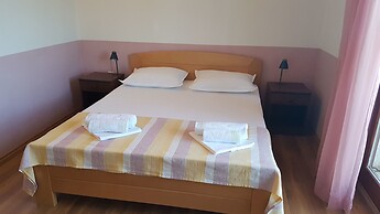 Apartments and Room Caric