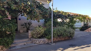 Apartments and Room Caric