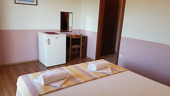 Apartments and Room Caric