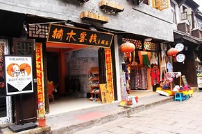 Fenghuang Nanmu Inn No.1
