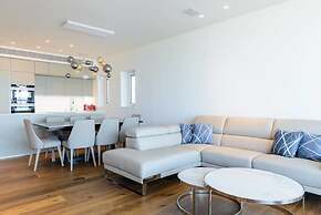 Luxury 2BR on the water by HolyGuest